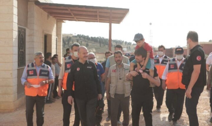 وزير الداخلية التركي يزور أحد مخيمات النازحين بريف إدلب