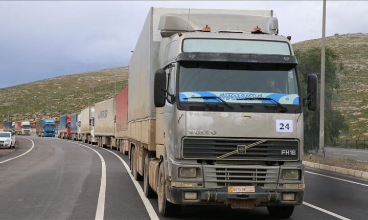 عبر “باب الهوى”.. 16 شاحنة مساعدات أممية تدخل إدلب