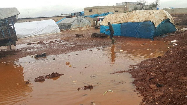 إدلب.. الأمطار الغزيرة تفاقم معاناة قاطني المخيّمات