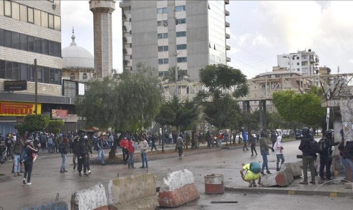 لبنان.. محتجون يقطعون طريقا رئيسا في “البقاع”