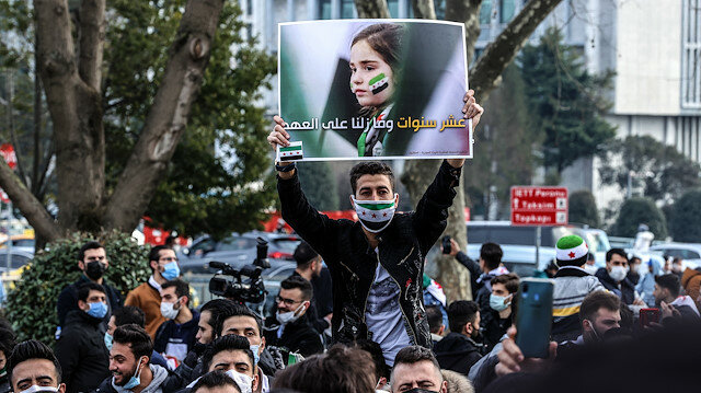 إسطنبول.. وقفة لإحياء الذكرى العاشرة للثورة السورية