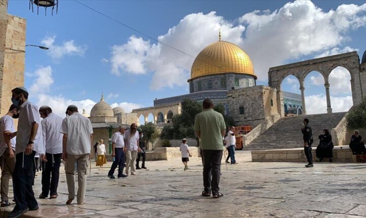 القدس.. مئات المستوطنين يجددون اقتحاماتهم للمسجد الأقصى