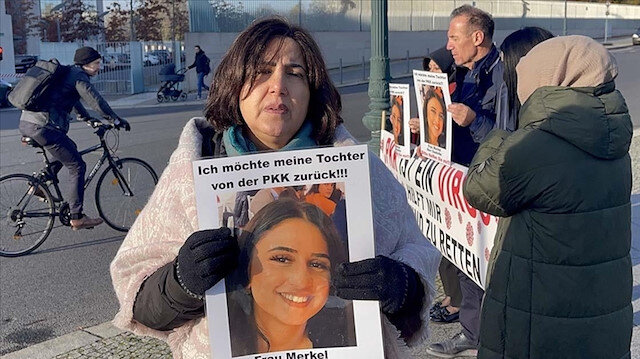 برلين.. تركية تواصل التظاهر لاسترداد ابنتها من “بي كا كا”