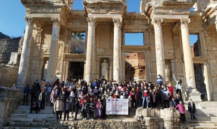 لتحقيق التعايش.. طلاب أتراك وسوريون يزورون مدينة أثرية في إزمير