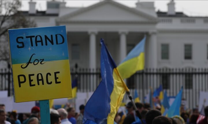 تظاهرة أمام البيت الأبيض ضد العملية العسكرية الروسية بأوكرانيا