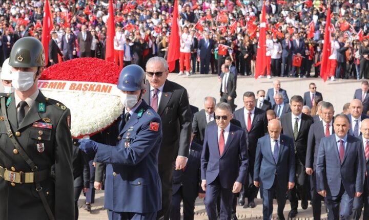 مسؤولون أتراك يزورون ضريح أتاتورك بعيد الطفولة والسيادة