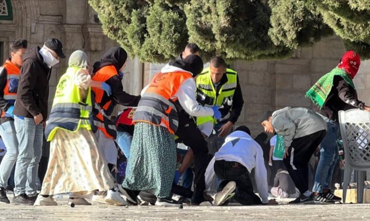 إصابة 27 فلسطينيا في مواجهات مع الشرطة الإسرائيلية في “الأقصى”