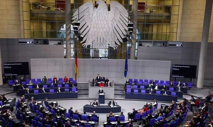 البرلمان الألماني يوافق على إرسال أسلحة ثقيلة إلى أوكرانيا