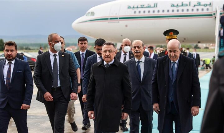 الرئيس الجزائري يصل أنقرة في زيارة رسمية