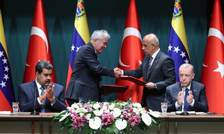 تركيا وفنزويلا توقعان على 3 مذكرات تفاهم