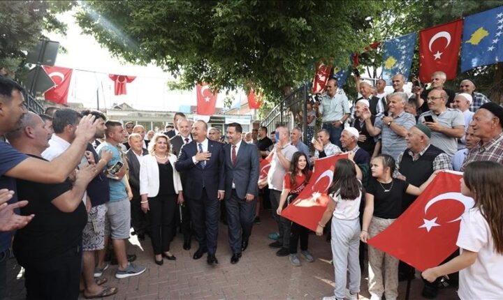 تشاووش أوغلو يلتقي الأقلية التركية في كوسوفو