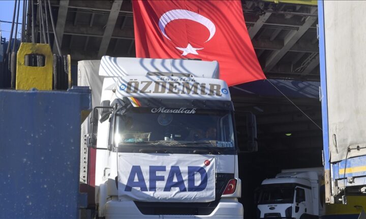 لبنان يتسلم مساعدات غذائية تركية في مرفأ طرابلس