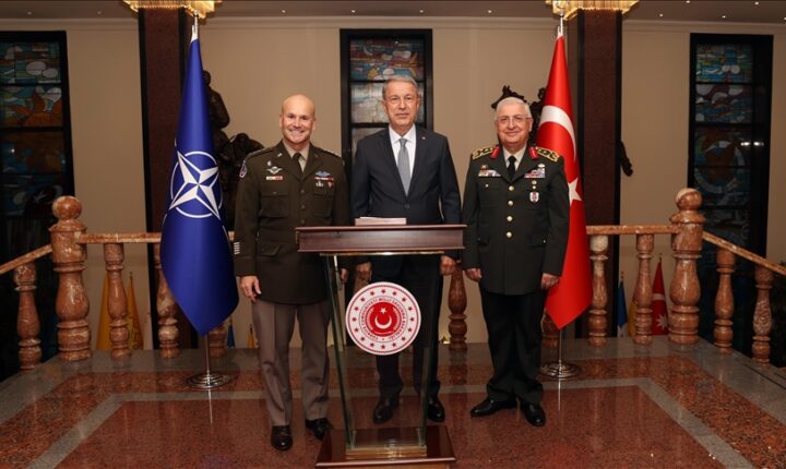 وزير الدفاع التركي يلتقي قائد قوات الناتو في أوروبا