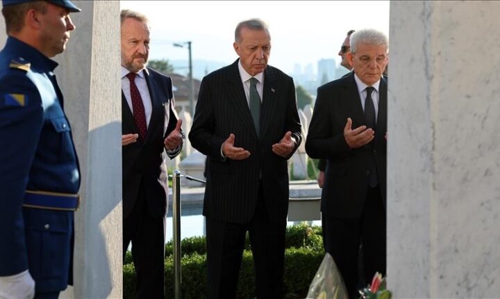 سراييفو.. أردوغان يزور قبر “بيغوفيتش” ومبنى الاتحاد الإسلامي