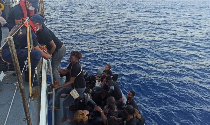 خفر السواحل التركي ينقذ 48 مهاجرا غربي البلاد