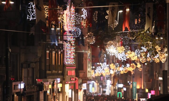 إسطنبول تتزين استعدادا لاحتفالات رأس السنة