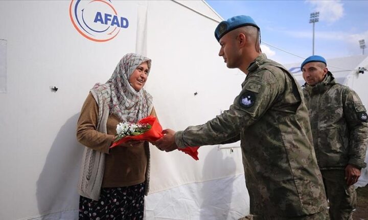 يوم المرأة.. جنود أتراك يوزعون الورود لمتضررات من الزلزال يوم المرأة العالمي يوافق 8 مارس من كل عام