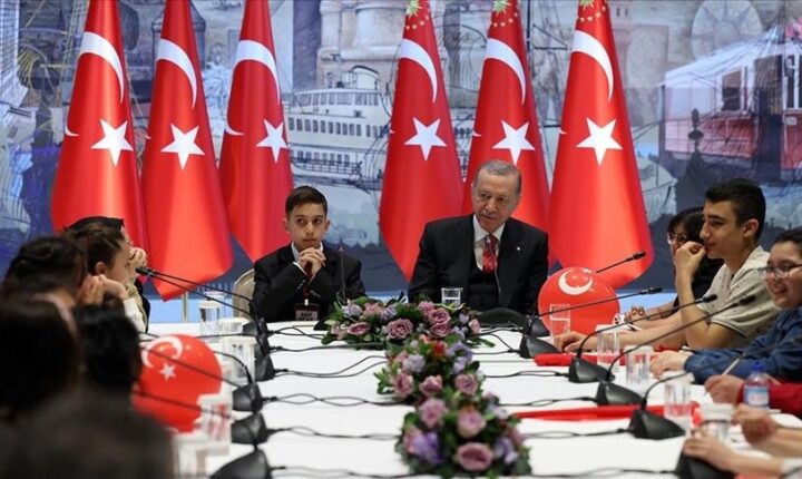 إسطنبول.. أردوغان يستقبل الأطفال من منكوبي الزلزال بمناسبة عيد الطفولة والسيادة الوطنية