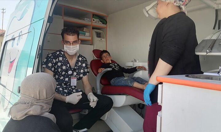 ملاطية التركية.. عيادات متنقلة في خدمة منكوبي الزلزال لتقديم الخدمات لهم في مجال صحة الفم والأسنان