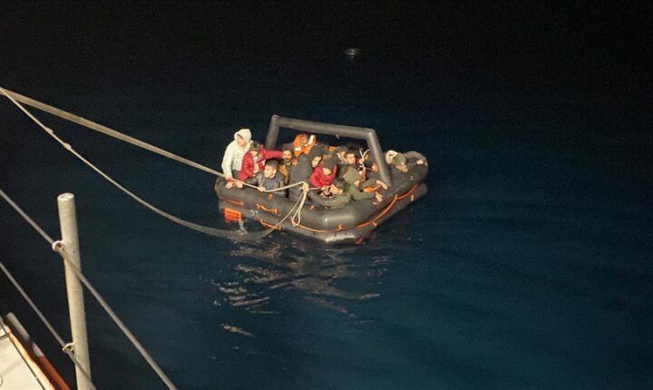 خفر السواحل التركي ينقذ 64 مهاجر في بحر إيجة قبالة سواحل ولاية باليكسير..