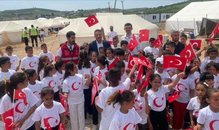 أطفال سوريون في تركيا يحتفلون بعيد الطفولة