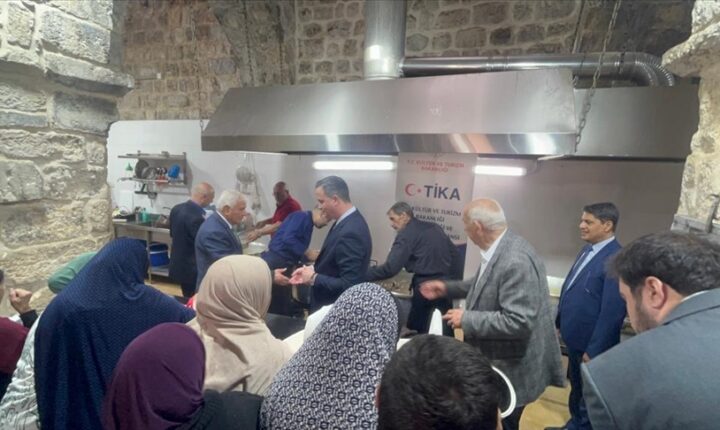 “تيكا” التركية توزع 4 آلاف وجبة إفطار على الفلسطينيين بالخليل