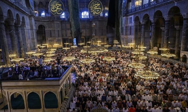 مساجد إسطنبول التاريخية تمتلئ لصلاة العيد