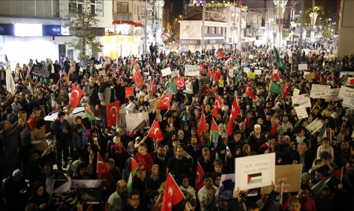 إسطنبول.. مظاهرات تضامنا مع غزة وأخرى منددة بالهجمات الإسرائيلية
