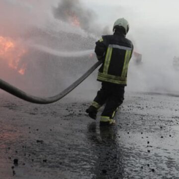إصابة 3 متطوعين في الدفاع المدني بالاختناق خلال إخماد حريق بصهريج في إدلب