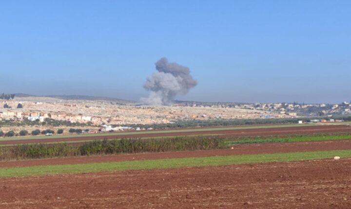 قوات النظام السوري تقصف بالمدفعية قرى في ريفي إدلب وحلب