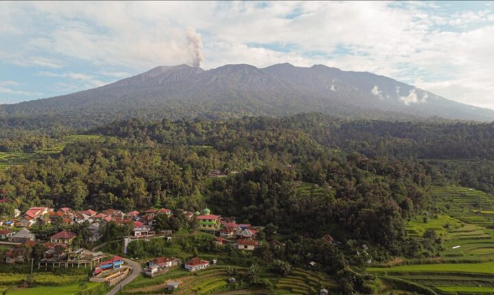 للمرة الثانية في أسبوع.. ثوران بركان “ايبو” في إندونيسيا استمر لأكثر من 6 دقائق ووصل الرماد البركاني حتى ارتفاع نحو 7 آلاف متر