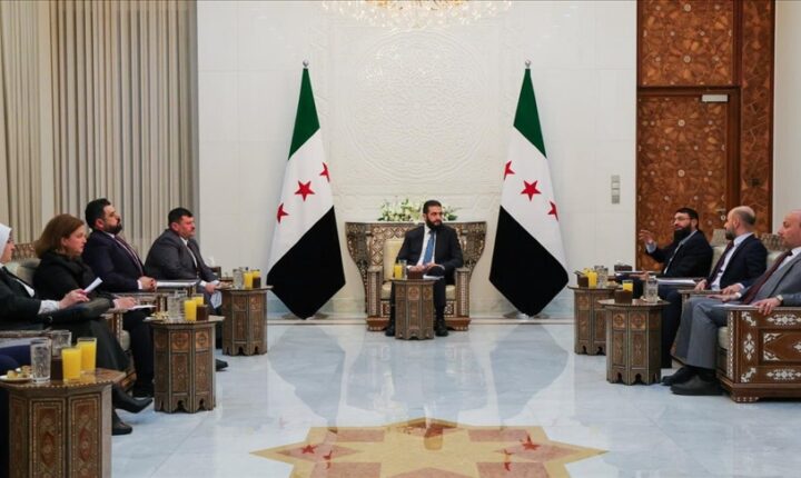الرئيس السوري يجتمع بلجنة صياغة الدستور بعد إعلان تشكيلها .