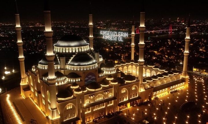 مساجد إسطنبول تكتظ بالمصلين لإحياء ليلة القدر مثل آيا صوفيا والسلطان أحمد والسليمانية والفاتح