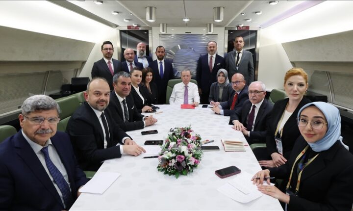 رئيس الجمهورية التركية السيد رجب طيب أردوغان: رفع العقوبات عن سوريا خطوة مهمة لتحقيق الاستقرار *رئيس الجمهورية التركية السيد رجب طيب أردوغان قال إن بلاده تتابع عملية انضمام جميع الجماعات المسلحة إلى الجيش في سوريا..