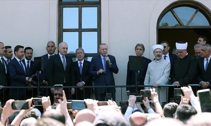 رئيس الجمهورية التركية السيد رجب طيب أردوغان يفتتح مسجدا تاريخيا بإسطنبول بعد ترميمه مسجد “جمركجي إسحاق آغا” المبني عام 1742 في منطقة “صاري ير”..