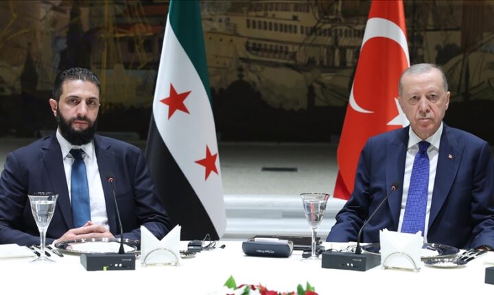 رئيس الجمهورية التركية السيد رجب طيب أردوغان للشرع: لا يمكن قبول احتلال إسرائيل وعدوانها على أراضي سوريا خلال لقائهما في مكتب الرئاسة التركية بقصر دولما بهتشة بإسطنبول