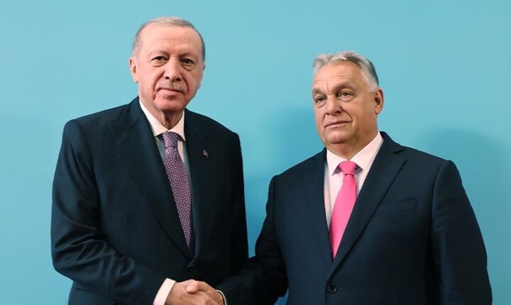 المجر.. رئيس الجمهورية التركية السيد رجب طيب أردوغان يلتقي قادة مشاركين في قمة منظمة الدول التركية بعد مباحثات ثنائية مع رئيس الوزراء المجري فيكتور أوربان، عقد رئيس الجمهورية التركية السيد رجب طيب أردوغان لقاءً مع نظيره الأذربيجاني إلهام علييف، لينضم إليهما لاحقا الرئيس الكازاخستاني قاسم جومارت توكاييف