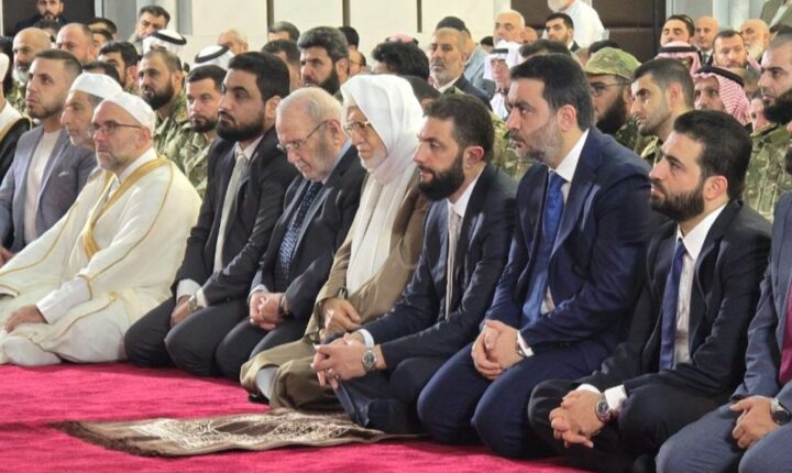 الرئيس الشرع يؤدي صلاة العيد في قصر الشعب