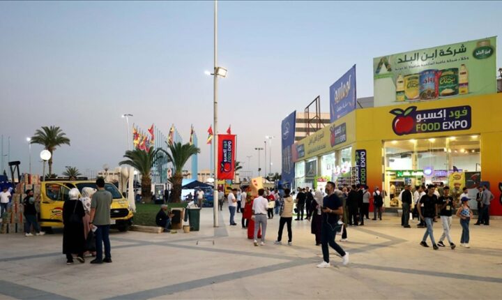 توقيع مئات العقود بختام معرض “فود إكسبو” في سوريا المعرض استمر 5 أيام بمشاركة 200 شركة محلية وعربية ودولية وفق وكالة الأنباء السورية “سانا”..