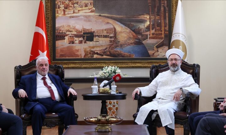 رئيس الشؤون الدينية للجمهورية التركية يستقبل وزير الأوقاف السوري علي أرباش أكد أن رئاسة الشؤون الدينية ستبذل جهودا مع جميع المؤسسات الأخرى لضمان تعافي سوريا