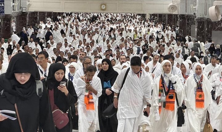 الحجاج يبدأون أول أيام التشريق في مناسك الحج خلال أيام التشريق الثلاثة يرمون الجمرات ثم يختتمون الحج بطواف الوداع قبيل مغادرتهم مكة المكرمة