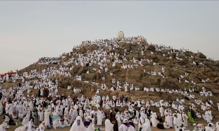 الحجاج يودعون آخر موسم حج في فصل الصيف لمدة 25 عاما بحسب وكالة الأنباء السعودية التي نقلت عن متحدث المركز الوطني للأرصاد حسين القحطاني أن موسم الحج لهذا العام يمثل نهاية ارتباط المناسك بفصل الصيف