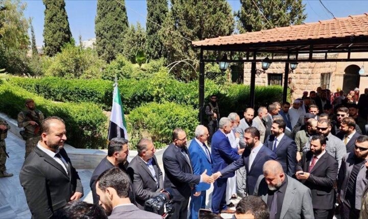 الرئيس السوري يزور درعا للمرة الأولى منذ الإطاحة بنظام الأسد وسط استقبال شعبي كبير وحفاوة واسعة بالمحافظة التي تُعرف بأنها “مهد الثورة”..