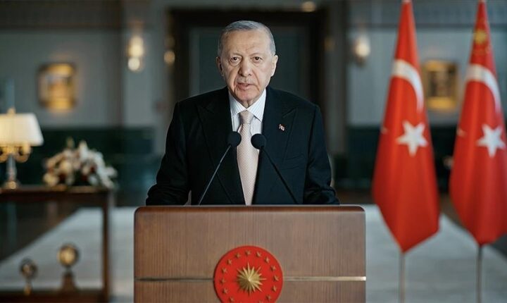 رئيس الجمهورية التركية السيد رجب طيب أردوغان يهنئ بحلول عيد الأضحى المبارك والخميس تحدث هاتفيا مع رئيس الشؤون الدينية التركي علي أرباش، الذي يؤدي مناسك الحج في عرفة..