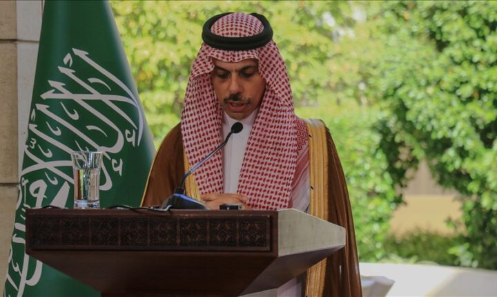 وزير خارجية السعودية ومبعوث واشنطن إلى دمشق يبحثان دعم سوريا خلال اتصال هاتفي تلقاه فيصل بن فرحان من توماس باراك..