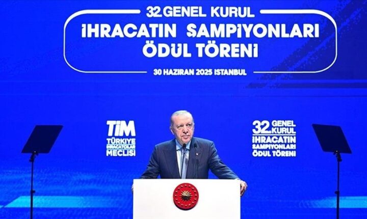 رئيس الجمهورية التركية السيد رجب طيب أردوغان: الجمهورية التركية  تنتج ثلثي الطائرات المسيّرة المباعة عالميا. رئيس الجمهورية التركية السيد رجب طيب أردوغان في كلمة خلال فعالية نظمها مجلس المصدرين الأتراك: نجحنا في جعل الجمهورية التركية  من بين الدول الرائدة في مجال الطائرات المسيّرة المسلحة وغير المسلحة
