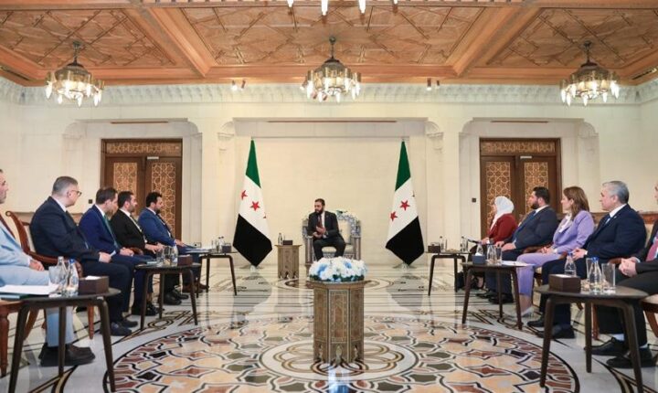 الشرع يؤكد أهمية الشفافية والمشاركة الواسعة بانتخابات مجلس الشعب خلال لقائه أعضاء اللجنة العليا لانتخابات مجلس الشعب (البرلمان) وفق وكالة الأنباء السورية