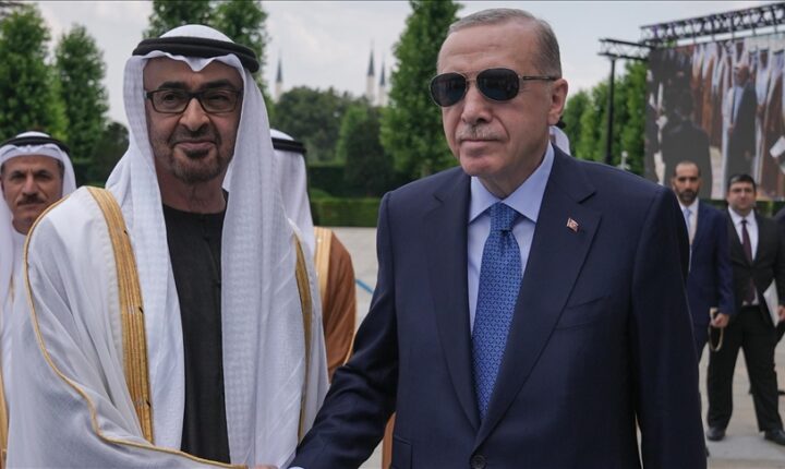 رئيس الجمهورية التركية السيد رجب طيب أردوغان يستقبل نظيره الإماراتي في أنقرة بمراسم رسمية في المجمع الرئاسي