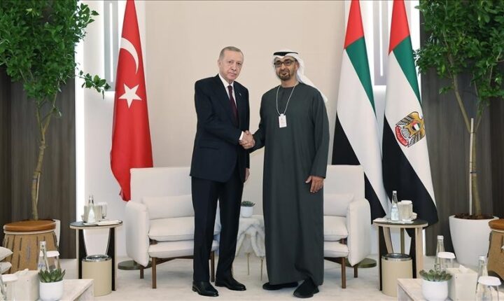 رئيس الجمهورية التركية السيد رجب طيب أردوغان يتصل هاتفيا بنظيره الإماراتي رئيس الجمهورية التركية السيد رجب طيب أردوغان أكد على اتخاذ أنقرة خطوة مهمة من أجل إزالة الإرهاب من أجندة الجمهورية التركية  والمنطقة عبر مسار “الجمهورية التركية خالية من الإرهاب”..