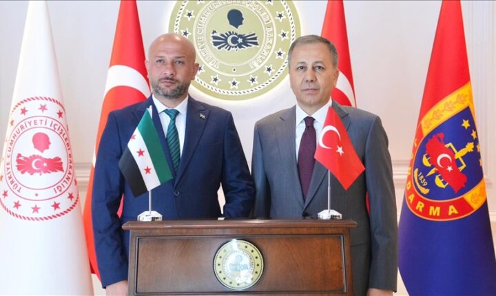 الجمهورية التركية وسوريا تبحثان التعاون في مجال إدارة الكوارث والطوارئ خلال لقاء وزير داخلية الجمهورية التركية  علي يرلي قايا بوزير الطوارئ والكوارث السوري رائد الصالح